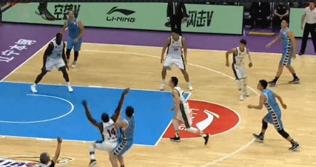 gif-这推人不犯规?杨鸣怒捶篮架抗议吃t 你咋看?