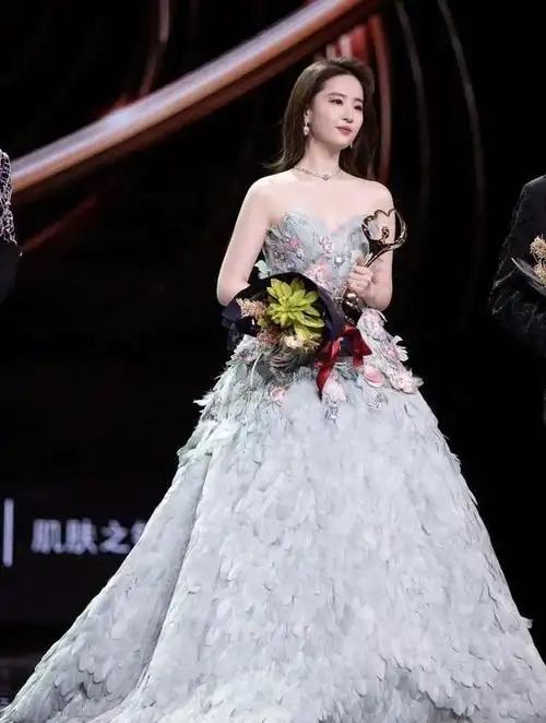 刘亦菲是大臂圆腰的顶级美女吗看看她和杨幂的合影你就知道了