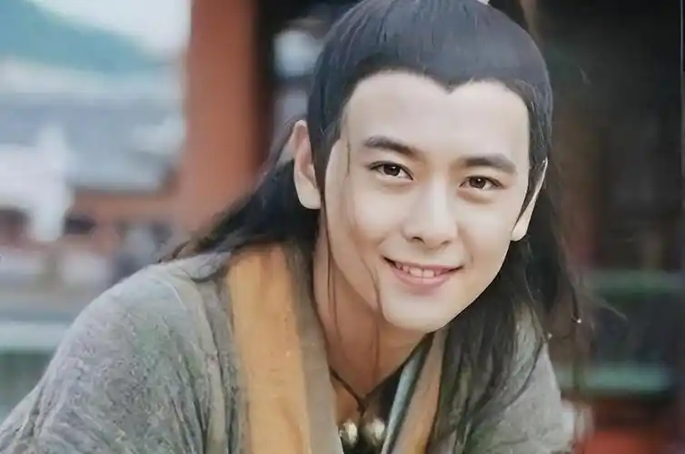 其中他在《天龙八部》中饰演的"段誉"一出场便惊艳了众人,"白袍素带