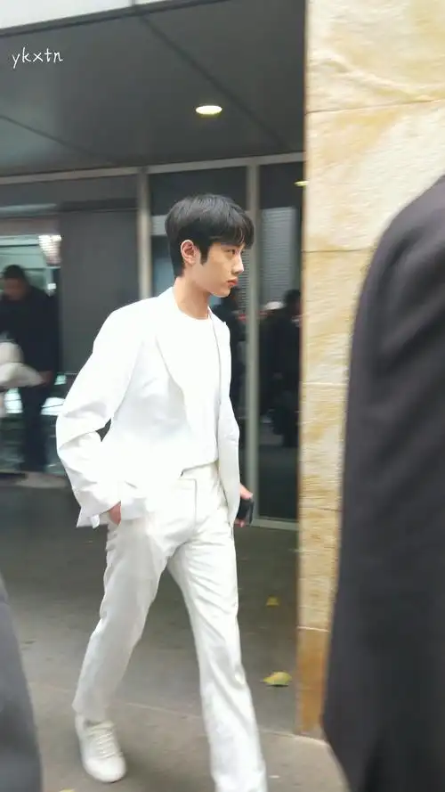 赖冠霖出席品牌活动图,一身白色西装_高清图集_新浪网