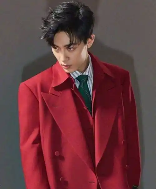 原创183cm肖战和176cm易烊千玺,同样搭配红西装,风格差距这么大?