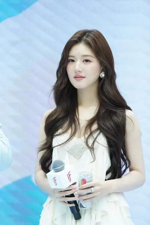 赵露思:从十八线小网红到演艺圈璀璨之星!