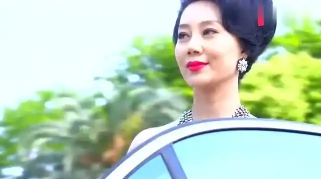 爱的阶梯:贺敏带宋子涵参加酒会,贺敏气质爆棚,子涵美出天际!