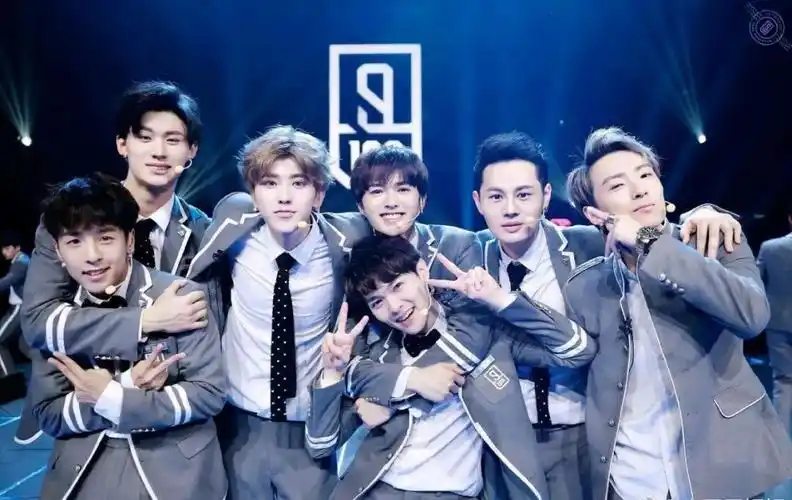 101》在腾讯视频开播,节目形式与《偶像练习生》类似,不过从推男团变