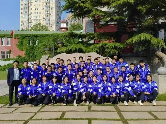 小长假回家,我又一次打开自己的衣柜,拿出再熟悉不过的蓝白相间的校服