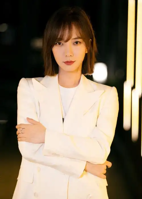 王珞丹白色西装甜酷写真图片26