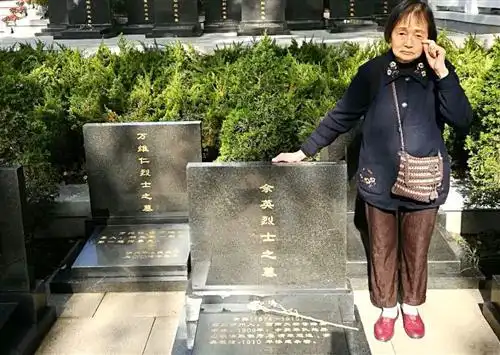 烈士后人和战友缅怀亲人