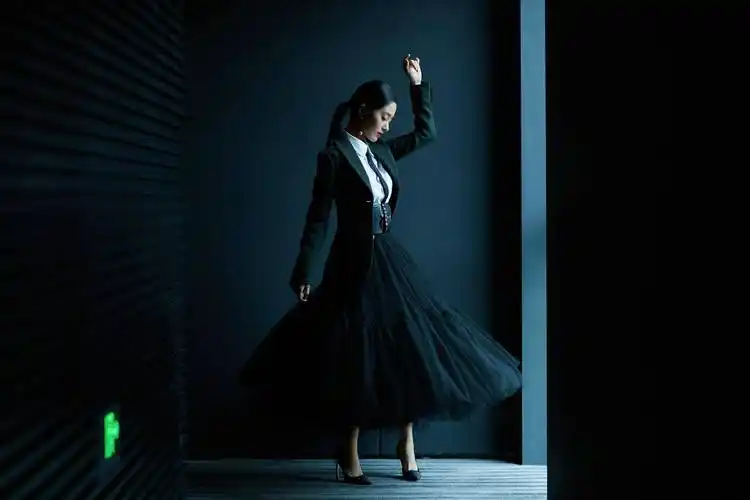 杨采钰英气亮相经典国际范儿彰显酷帅格调