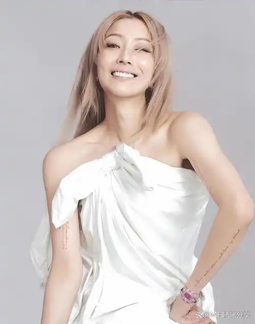 51岁郑秀文登jet五月封面,穿超深v连衣裙秀性感身材,太美了