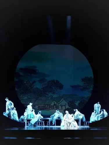 无论服装道具,舞台布景,灯光音乐都具有中国风.