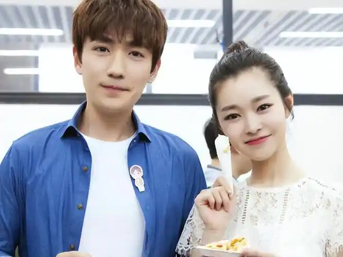 2012年,宋轶被媒体拍到在cba全明星赛上与一名男子亲密互动.