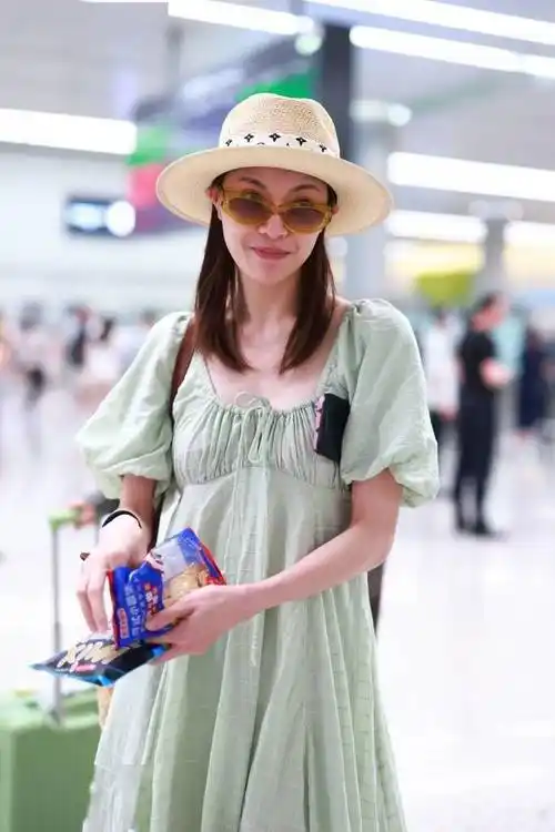 钟楚曦穿薄荷绿长裙现身机场 度假风穿搭又美又仙_茶色_饼干_零食