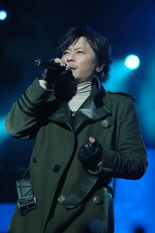 说起王杰,他绝对是实力派歌手,靠着一首又一首的歌打出的一片天.