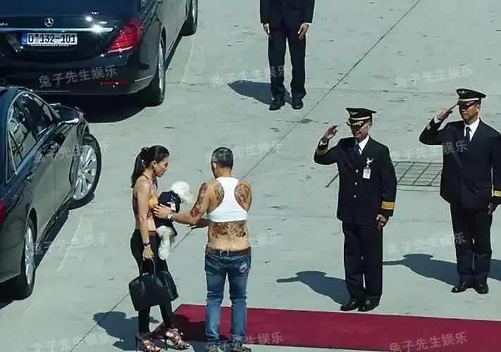 泰国国王宠狗胜过妻子,给它穿皮鞋和军装,大摇大摆走在部队里!