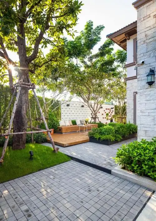 今天小趣为大家带来的花园是一个别墅小花园,案例来自于泰国的设计师