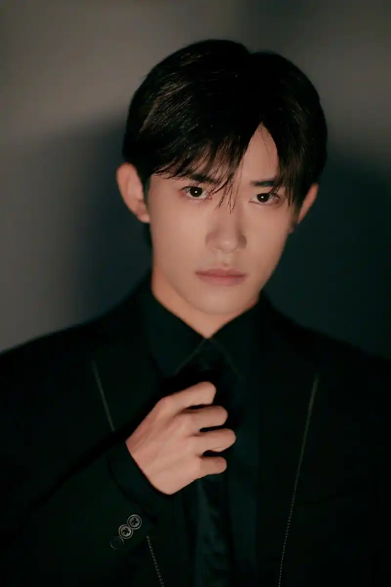 易烊千玺沉稳黑色系写真图片79