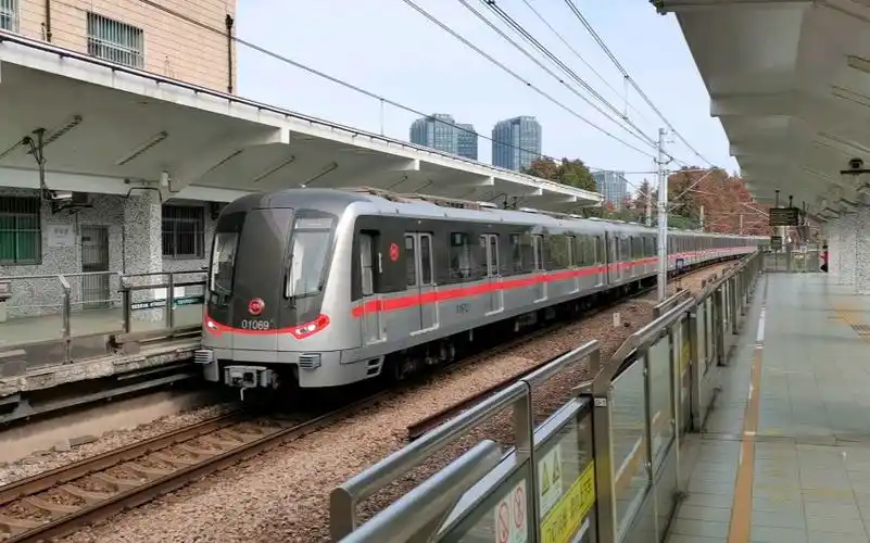 【上海地铁1号线】01069#钢铁侠二世进入外环路站 莘庄站方向