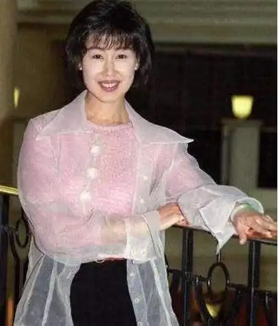 她颜值不输赵雅芝,悔称当年息影愚蠢至极,61岁复出至今未婚!