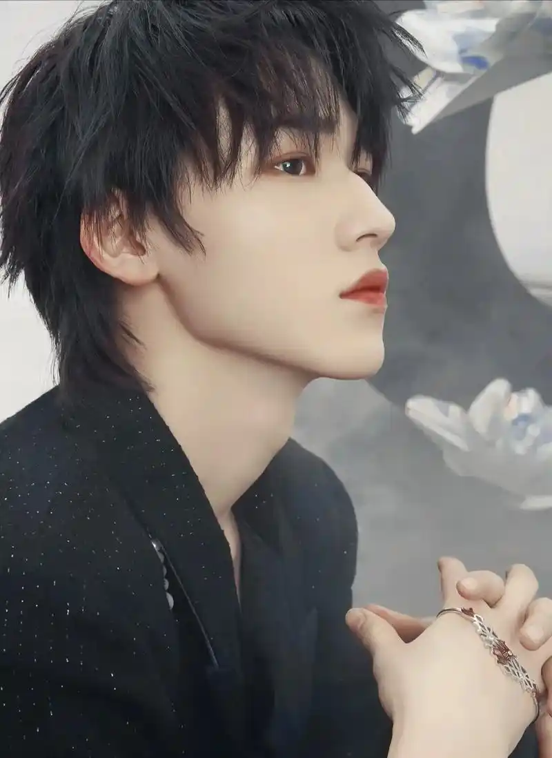 宋亚轩分享几张轩轩绝美照片 - top树立! - 抖音