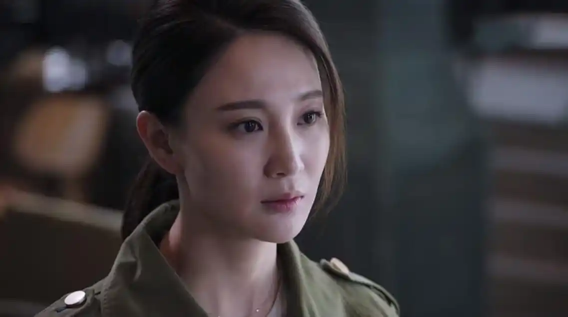 她的瞬间表演有点浮夸,为了掩饰内心的痛苦她没有表现出一副镇定而是