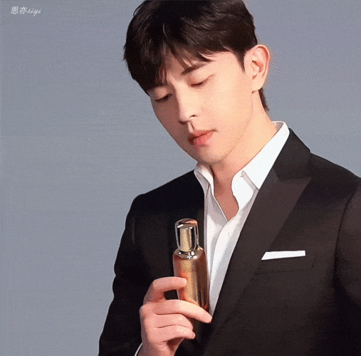 邓伦雪花秀拍摄花絮公开 清俊儒雅西装伦yyds!_动态