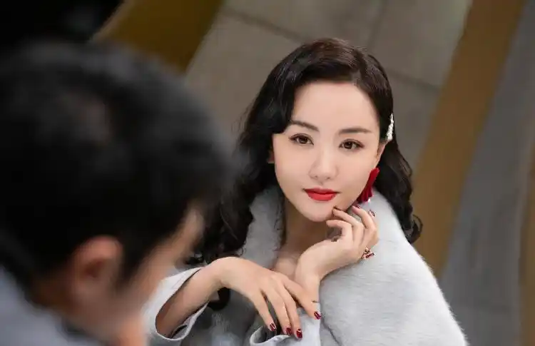 杨蓉新剧照曝光 复古大波浪配红唇风情万种