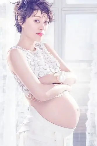 肚子并不明显,身穿牛仔外套和连衣裙还是一副小女生的模样,怀孕了也要