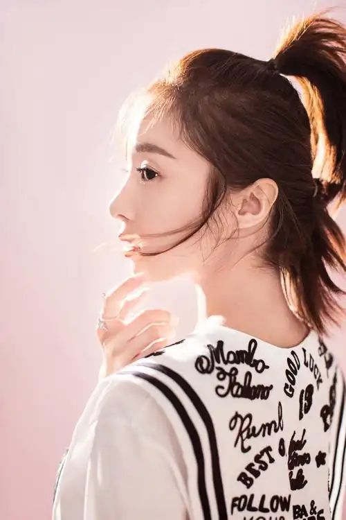 胡冰卿夏日元气写真曝光俏皮可爱显灵动