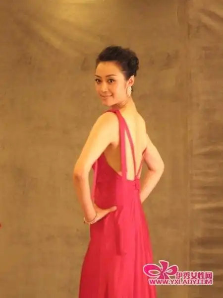 华表影后范志博性感露背红裙美艳动人(图)