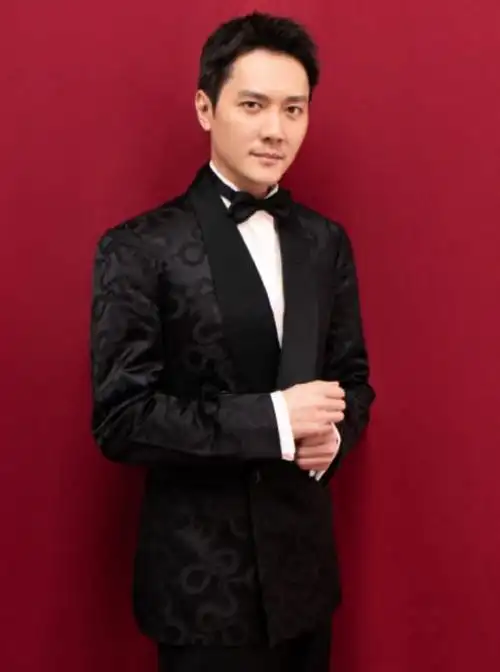 身为娱乐圈中"叔圈"人物的代表,冯绍峰对于各种西装look的理解都是