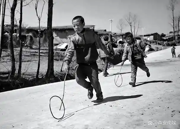 这是70,80后真实的老照片,满满的回忆,我们都曾这样低成本长大