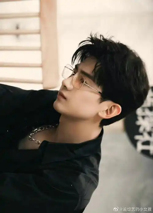 男明星金丝边眼镜造型