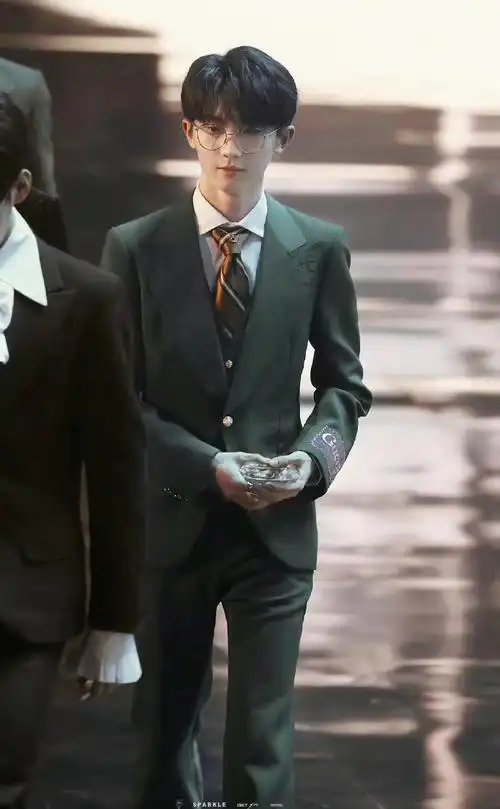 马嘉祺束腰黑西装