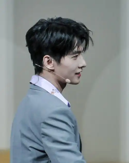 杨洋超话#杨洋韩立##杨洋井启第#我见过最美的颜,就是@杨洋的侧颜.