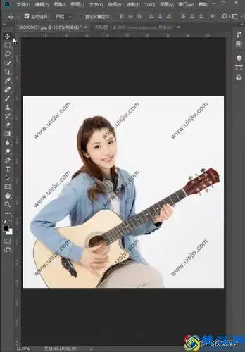 打开咱们这张素材,可以看到她整个图上都是有水印的今天讲其中一种去