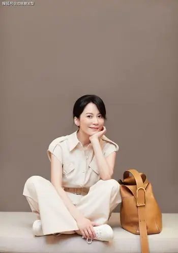 原创不老女神俞飞鸿真会搭,黑色风衣裙配白色流苏包,时尚里透着高级