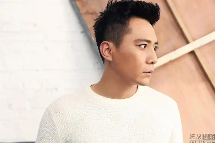 睫毛杀!刘烨暖系文艺写真 man值爆表