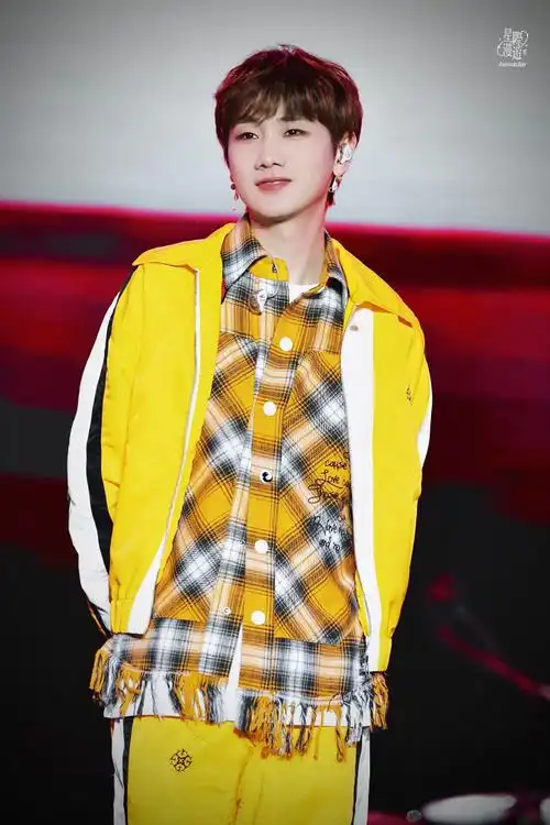 99999999  鞠躬的时候小表情那么可爱的吗06    @汪苏泷