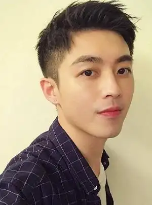 露额头的男士发型短发 2019最新流行发型男 - 发型图片网