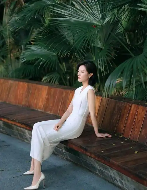 一身无袖连衣裙端庄得体,笑容温婉明媚|长裙|v领|高跟鞋_网易订阅