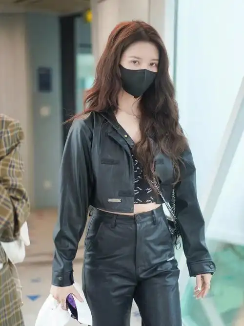 刘些宁最新机场穿搭