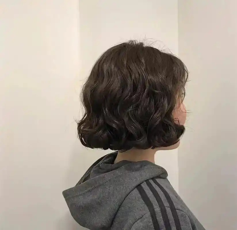 短发法式波浪甜美可爱风
