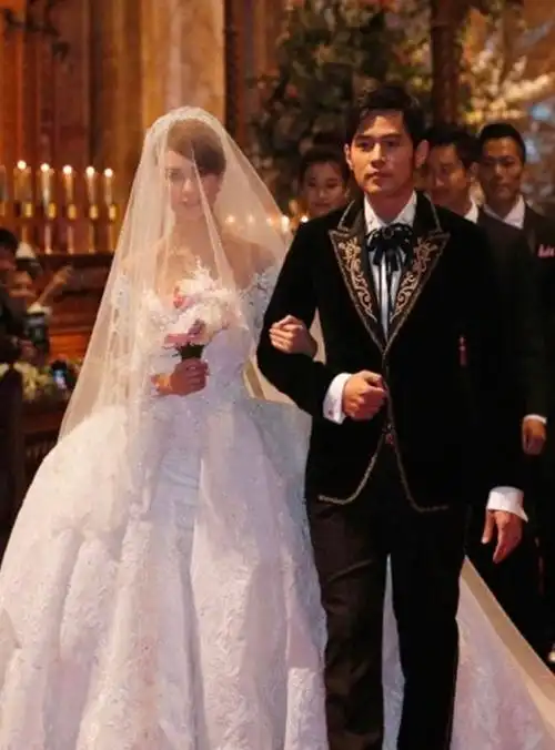 周杰伦昆凌逛街被偶遇!最好的爱情是:遇见你,刚好想结婚