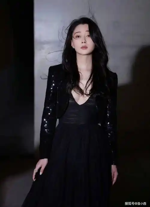 殷桃尝试了成熟的魅力搭配低胸连衣裙和闪亮外套展现白皙嫩滑的肌肤引