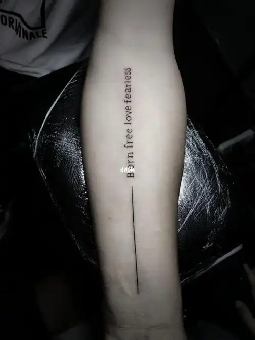 手臂线条字母纹身