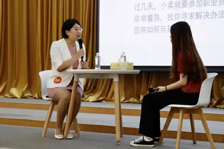 我校辅导员赵思聪在决赛谈心谈话环节风采