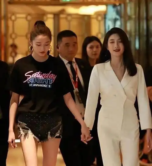 关晓彤和江疏影合照,"少女"和"熟女"的魅力差距,一目了然!_腾讯新闻