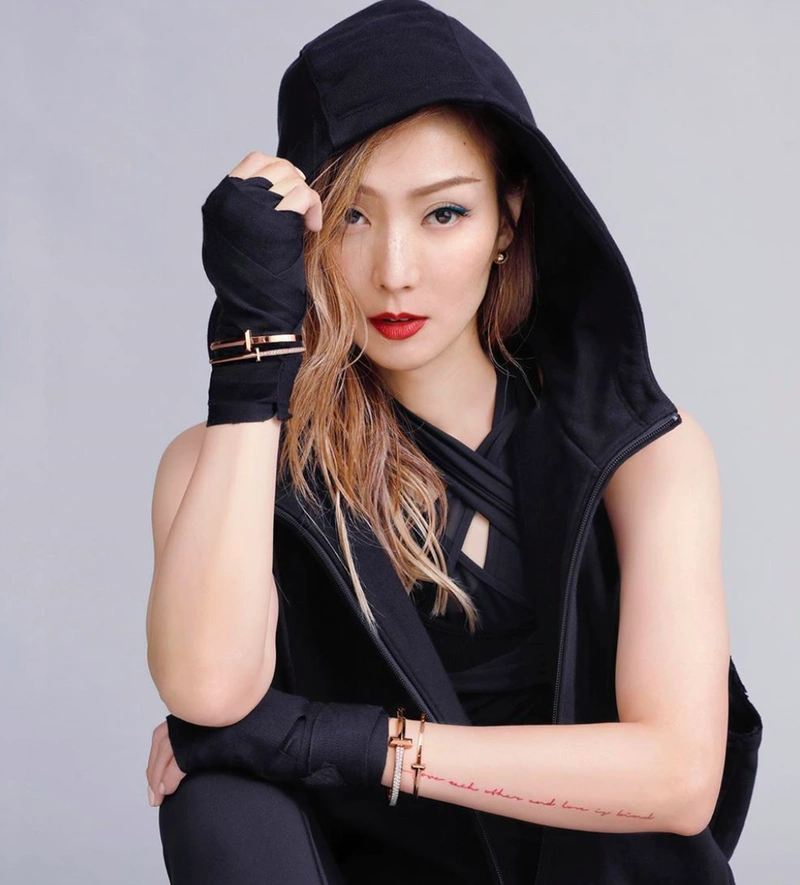 郑秀文妆容精致,颜值依旧能打. 郑秀文穿西装优雅性感.