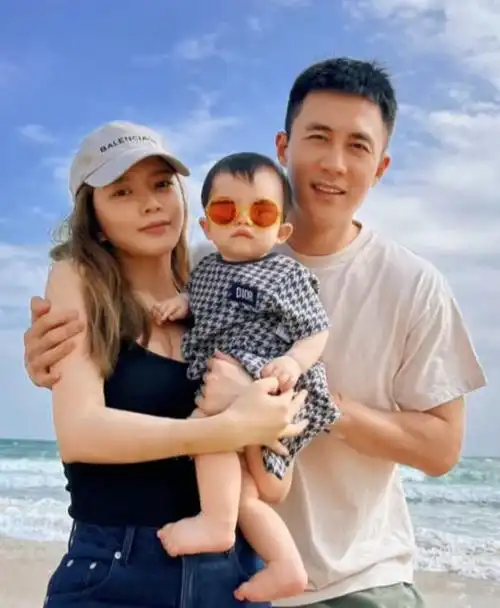 杜淳临近春节拍三口之家全家福系长女蛋饺出生267天后的首秀