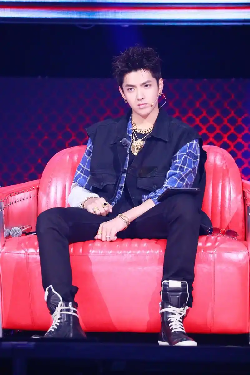 吴亦凡《中国新说唱》三套帅酷造型,魅力非凡惊艳全场,来跟他一起skr.